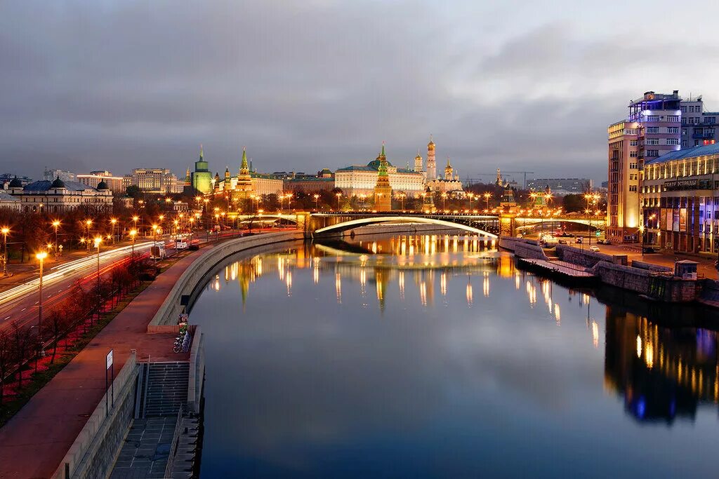 В каком городе погулять. Река Якиманка в Москве. Софийская и Берсеневская Набережные. Москва красиво. Лучшие места в Москве.