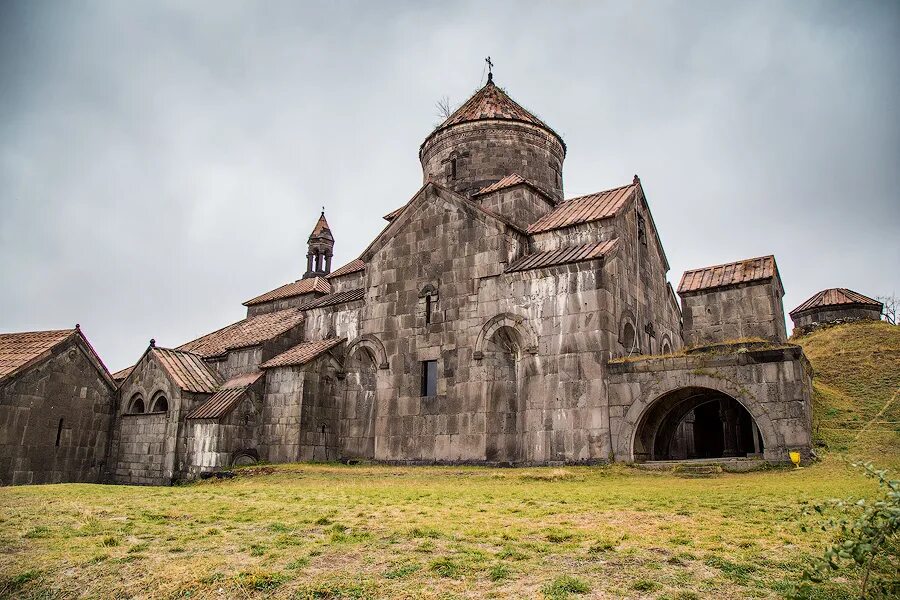 Самый крупный монастырь в европе. Монастыри Ахпат и Санаин. Ахпат монастырь Армения. Монастырь Ахпат x—XIII ВВ. Санаин Ахпат церкви.