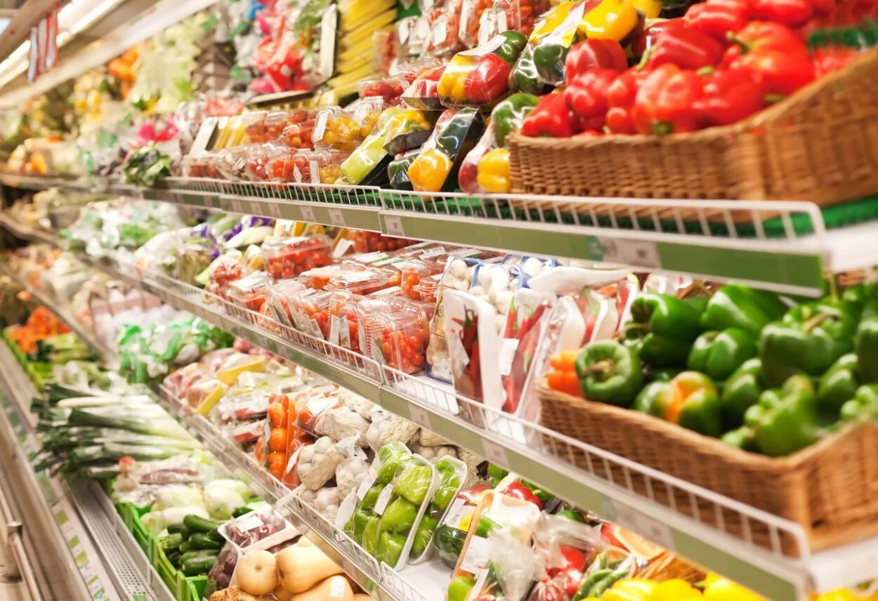 Корзина с продуктами. Продукты на прозрачном фоне. Полезные продукты. Тележка с продуктами. Корзинка с продуктами.