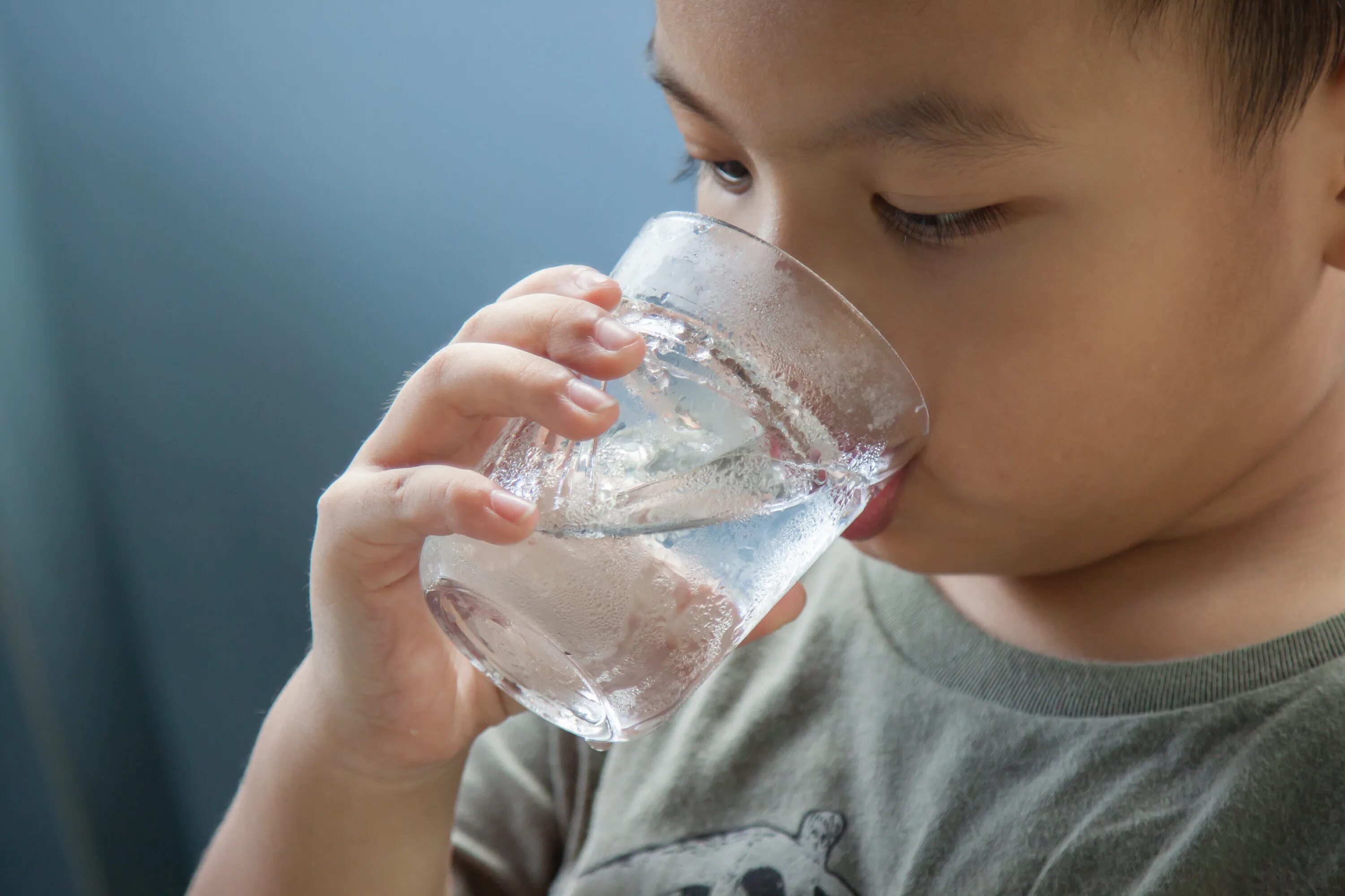 Ребенок пьет воду. Жажда у детей. Питье воды. Ребенок пьющий воду. Игра пей воду