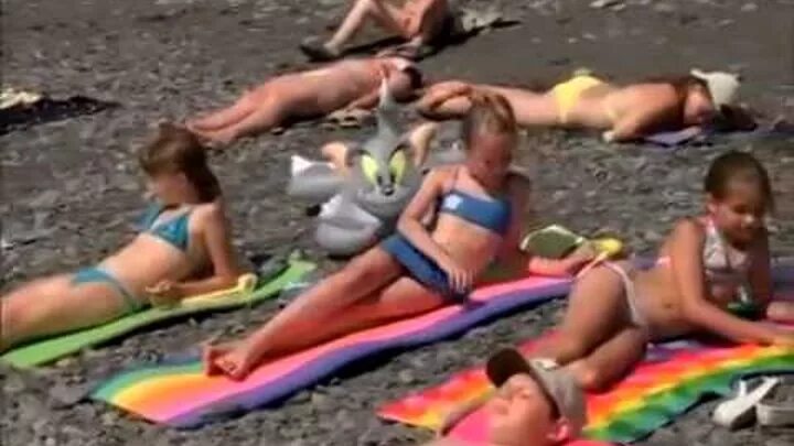 Ералаш на пляже в купальнике. Ералаш детский лагерь на море. Девочки из лагеря на пляже.