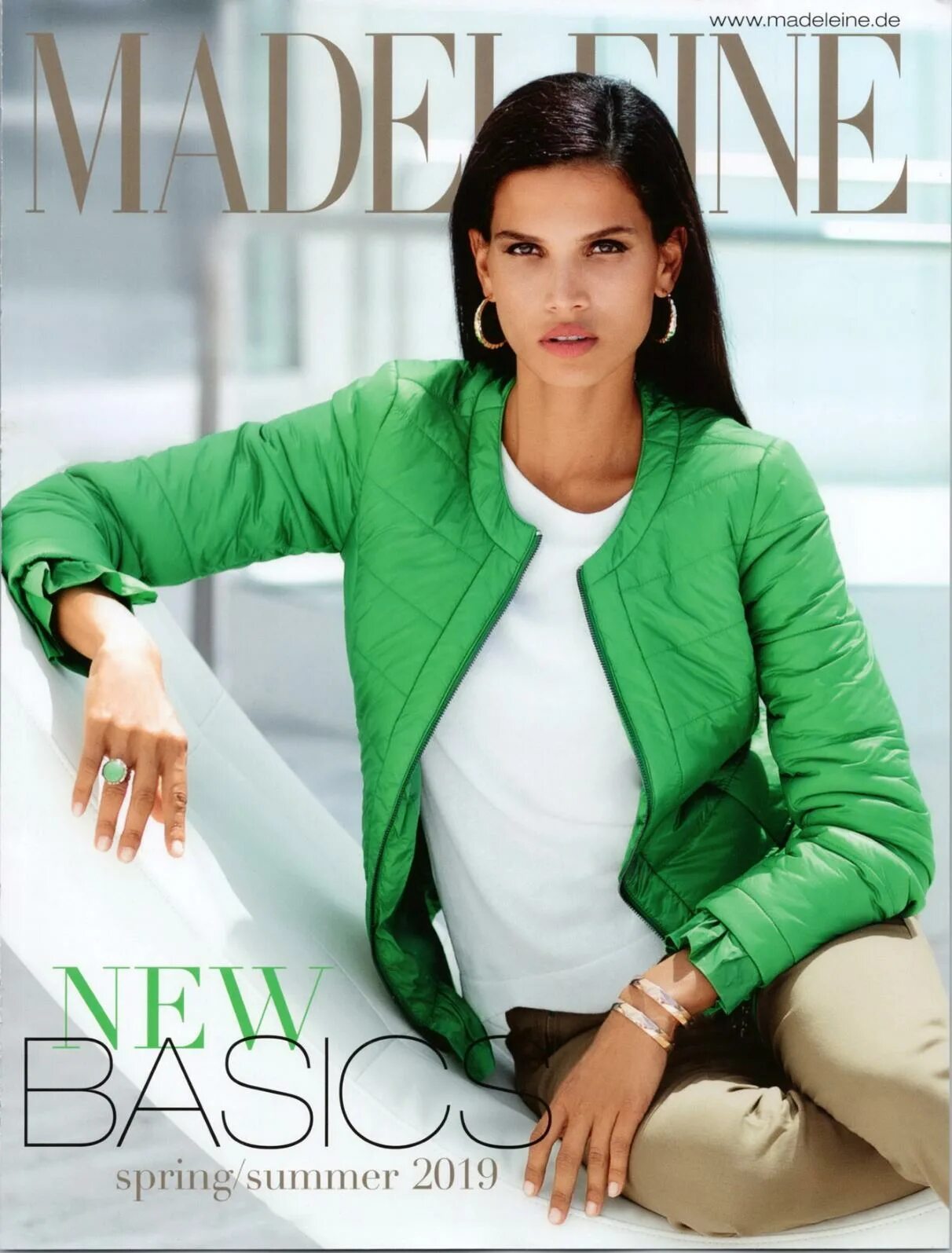 Красивая девушка в магазине одежды. Женская одежда баннер. Открылся магазин одежды. Распродажа одежды реклама. Одежда из каталога.