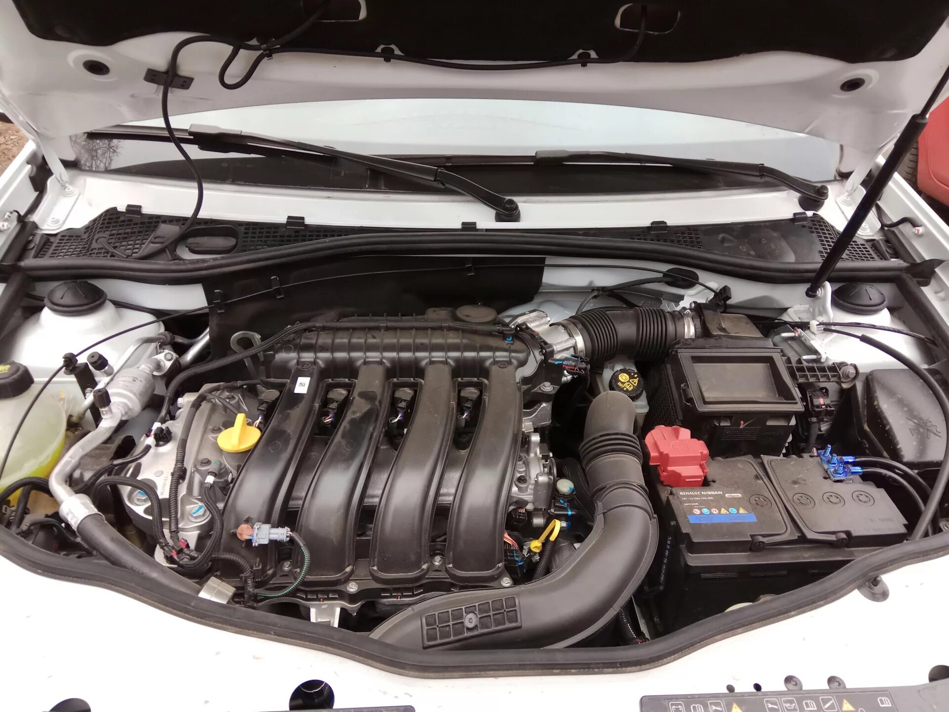Новый двигатель рено дастер. Мотор Рено Дастер 2.0. Дастер 2 подкапотка. Двигатель Дастер 2.0 135 л.с. Renault Duster 2021 подкапотное пространство.