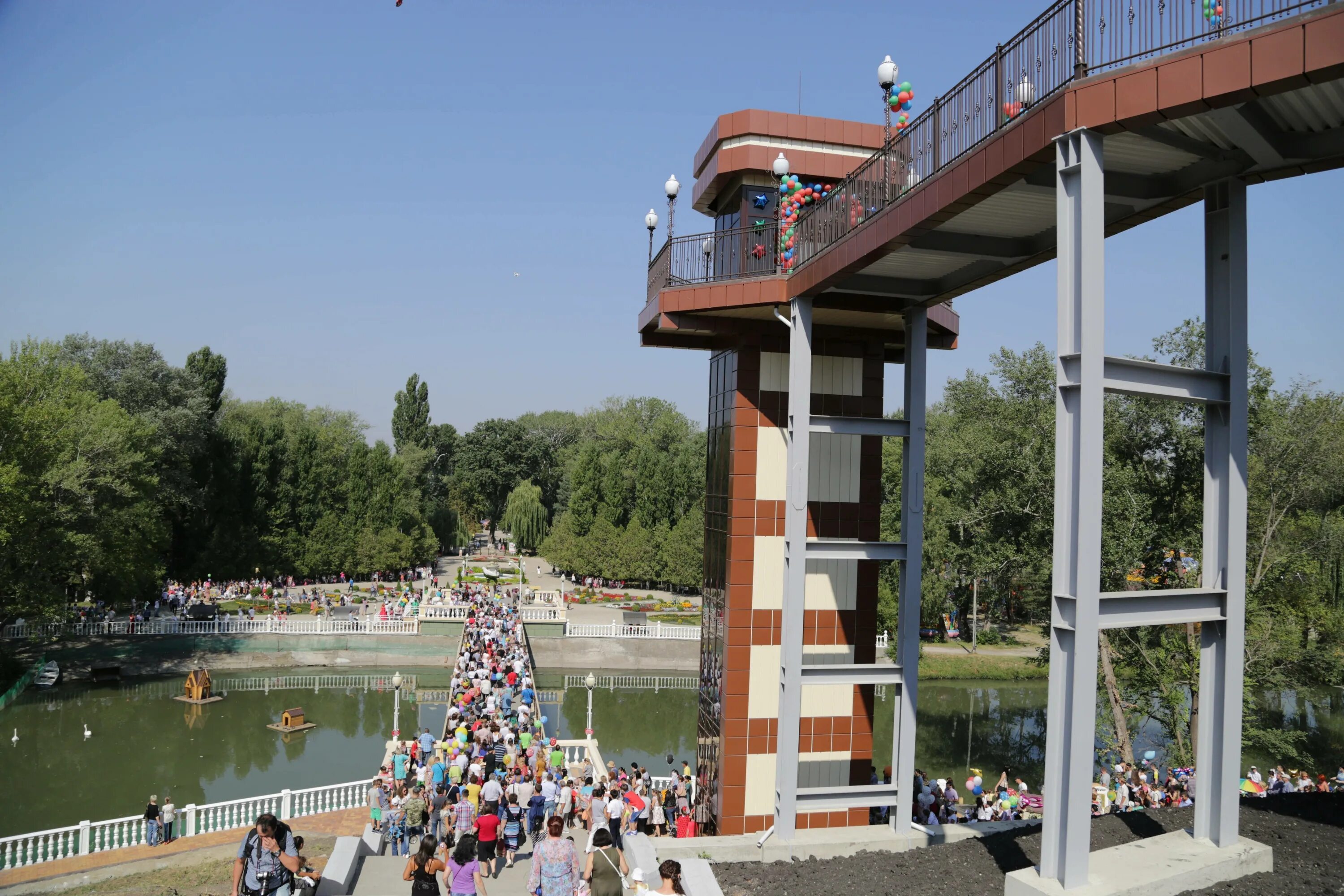 Черкесск парк зеленый остров. ПКИО зеленый остров Черкесск. Черкесск парк культуры зеленый остров.