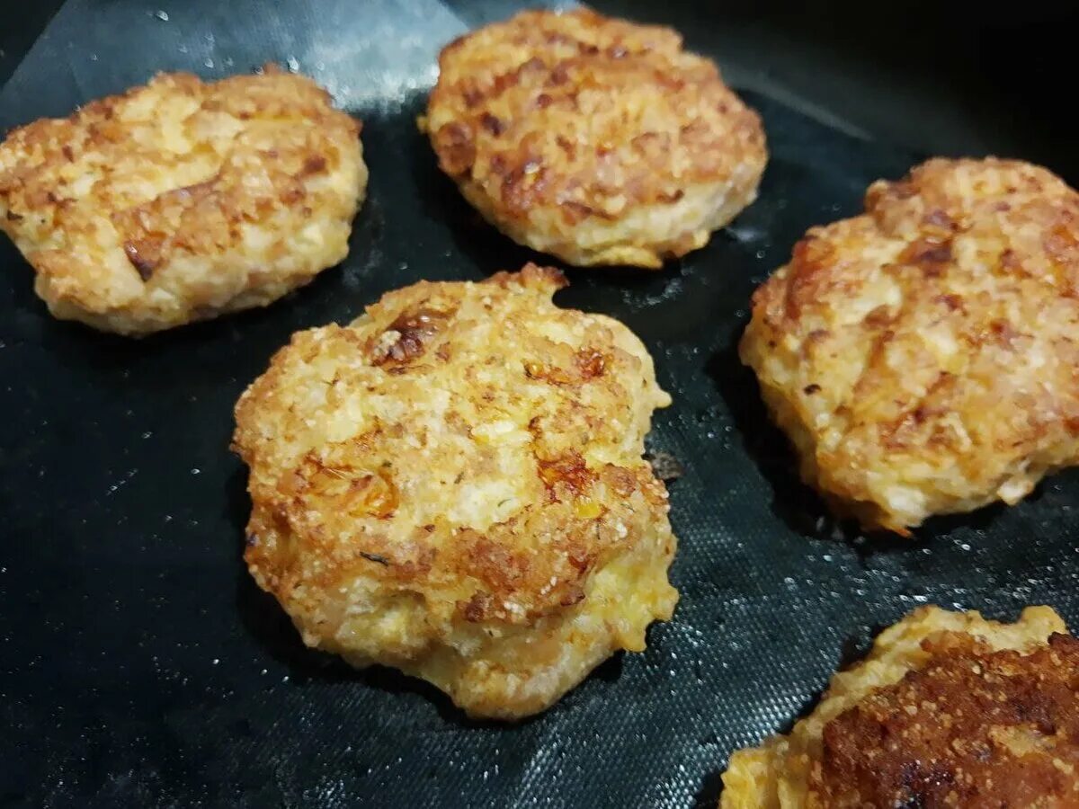 Рубленные котлеты из куриной грудки. Рубленные куриные котлеты с манкой. Биток куриный. Котлеты куриные рубленные с майонезом. Котлета куриная рубленая.