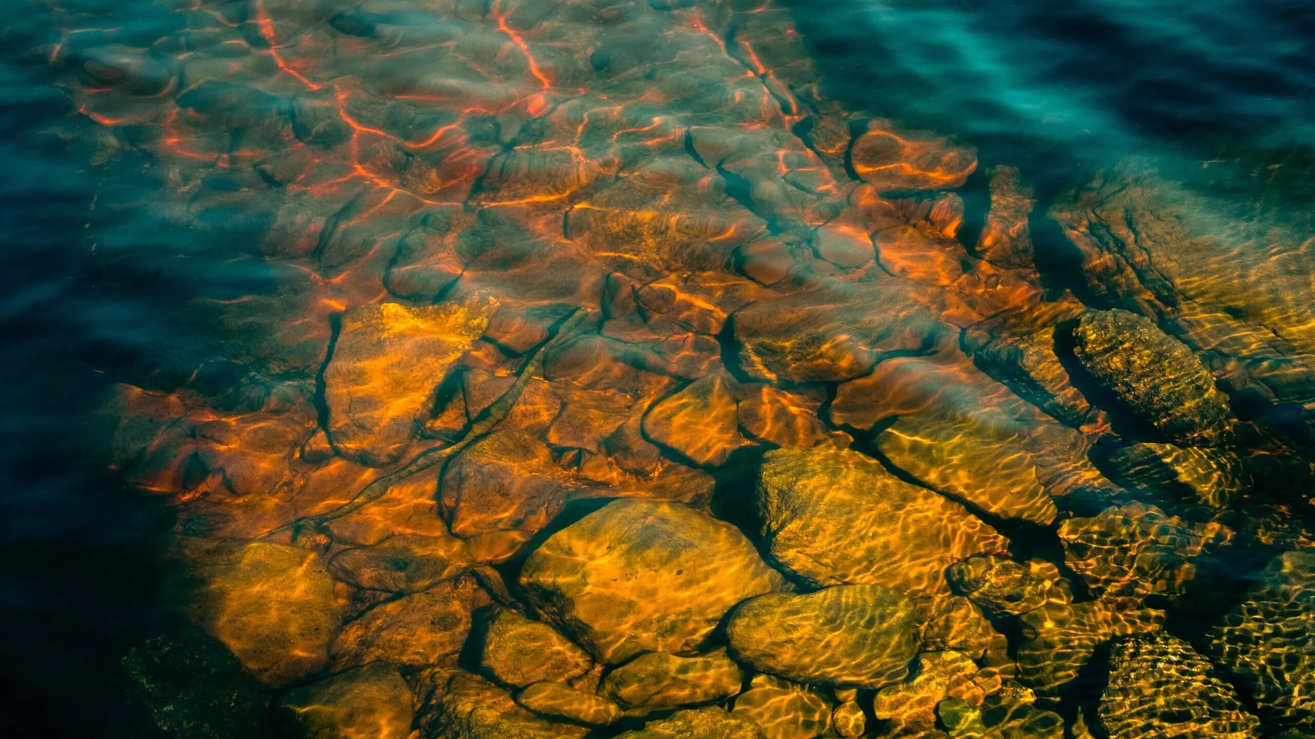 Подводные камни 6 букв. Дно моря. Морское дно фон. Река под водой. Дно озера.