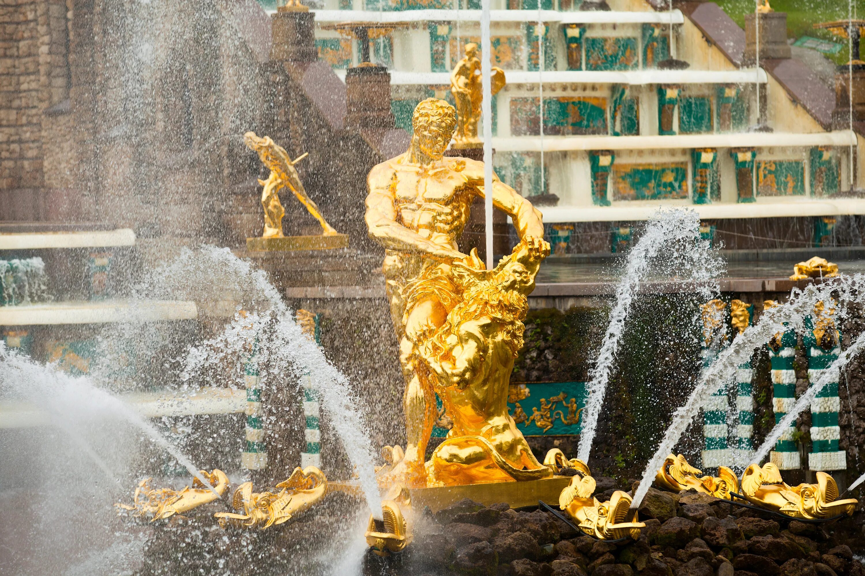 Концерт в петергофе. Праздник фонтанов в петергофе 2021. Петергоф фонтаны 2022. Петергоф скульптура девушка с чашей. Фонтаны петергофа 2021.