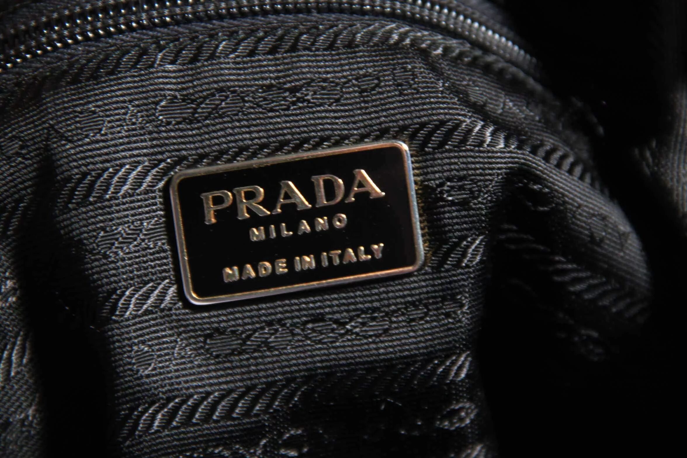 Как отличить прада. Куртка прада милано. prada milano dal 1913 куртка. прада милано лейбл. сумка prada винтаж.