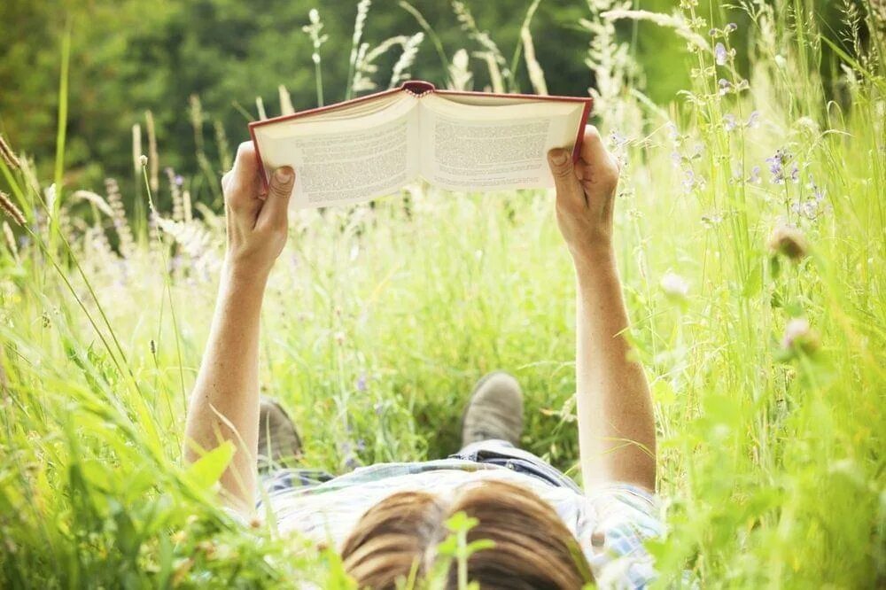 Открывайте мир вместе. Лето с книгой. Книга природа. Книга летом. Книга на траве.
