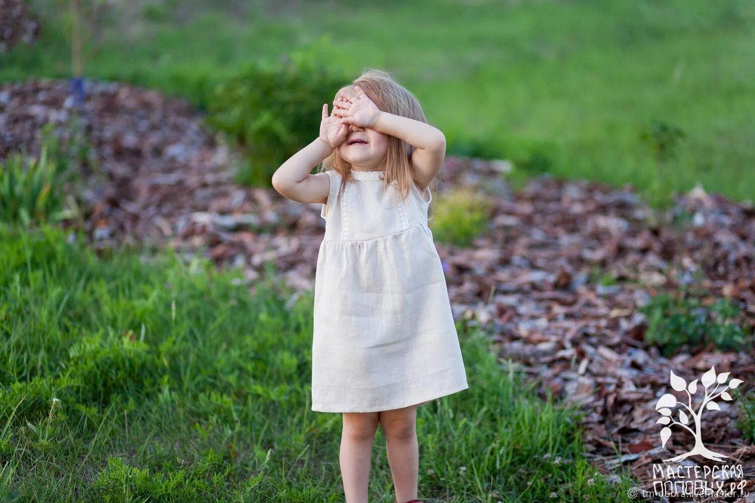 Льняное платье для девочки. Детские льняные платья. Детское платье из льна. Девушка в поле. Платье из льна для девочки.