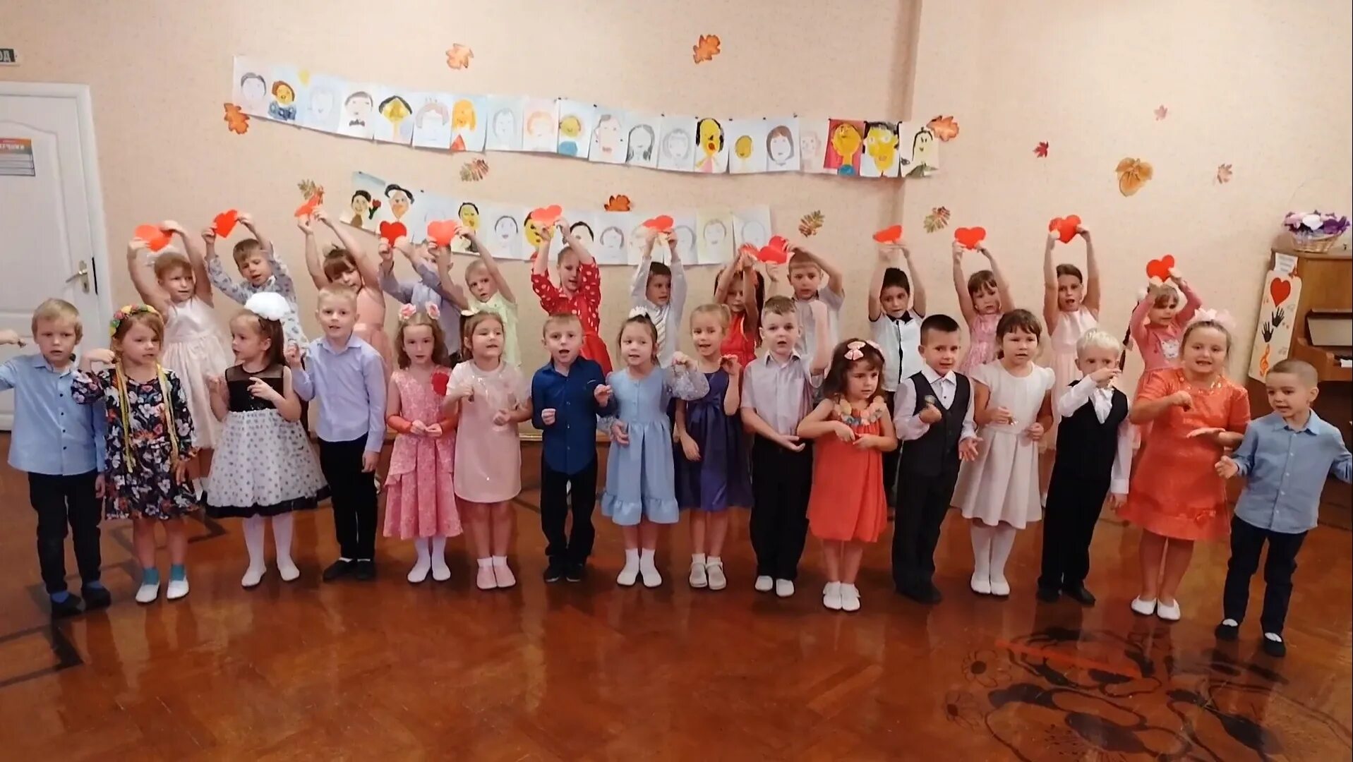 танец мама круче всех в детском саду. танец с мамой в детском саду. танец с мамой в детском саду. 17 детский сад тирасполь. танцы для садика в день матери.