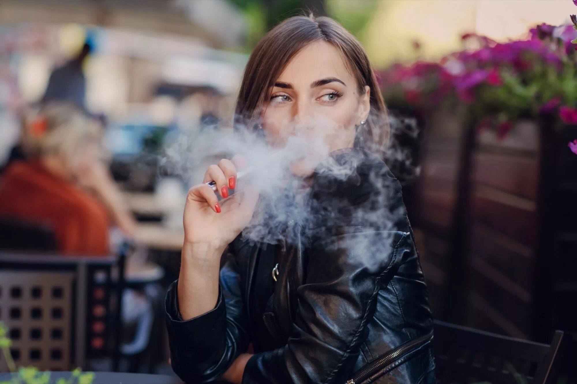 Вейп девушки. Девушка с электронной сигаретой. Красивые девушки с электронными сигаретами. Фотосессия с электронной сигаретой.
