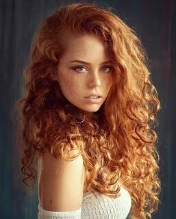 Кудрявая девушка 18