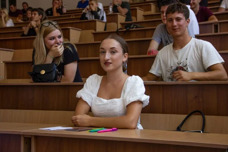 прием документов в вуз. памятка абитуриенту 2022. абитуриентам 2023 вузы. студенческая группа. поступление в вуз абитуриент.