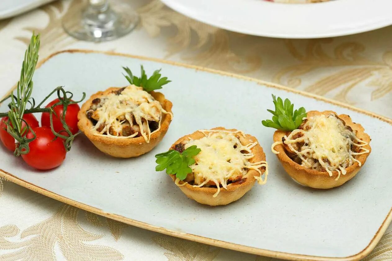 Тарталетки с курицей и грибами без запекания. Жюльен с курицей и грибами в тарталетках. жюльен грибной в тарталетке. тарталетки с жульеном из грибов и курицы. жульен с курицей и грибами в тарталетках.
