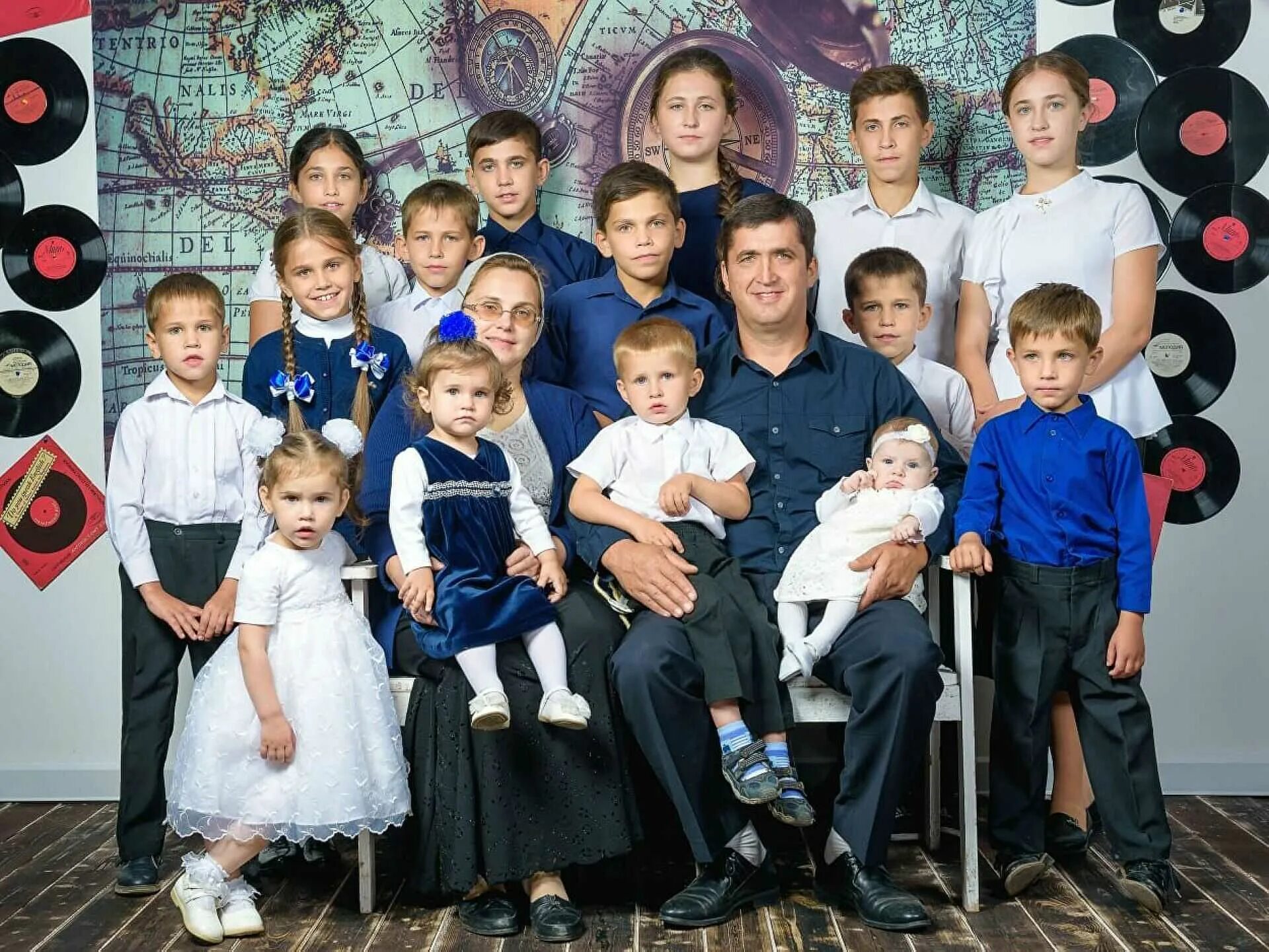 Многодетные семьи в казахстане сколько детей. Семья култышевых петропавловск. семья салтыковых 17 детей. многодетная семья. самая многодетная семья.