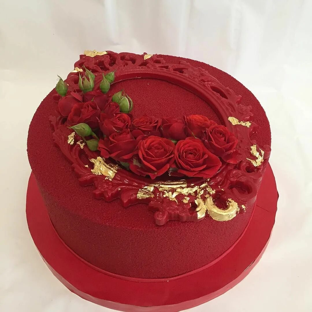 Торт красно золотой. Торт для женщины. Красивые торты. Торт с красным декором. Красный торт оформленный цветами.