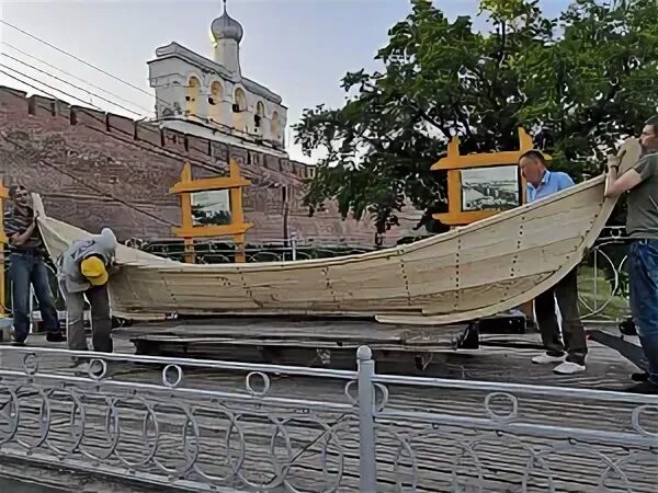 Великий Новгород Кремль Ладья. Ушкуйники на ладье. Корабль Великий Новгород Кремль. Мостик ладьей. Ладья новгород