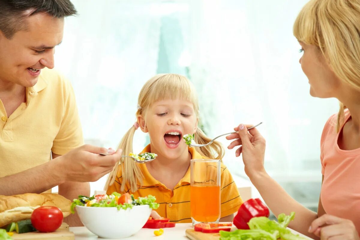 Что можно дать семье. Здоровое питание в семье. Дети за столом. Питание детей. Завтрак с родителями.