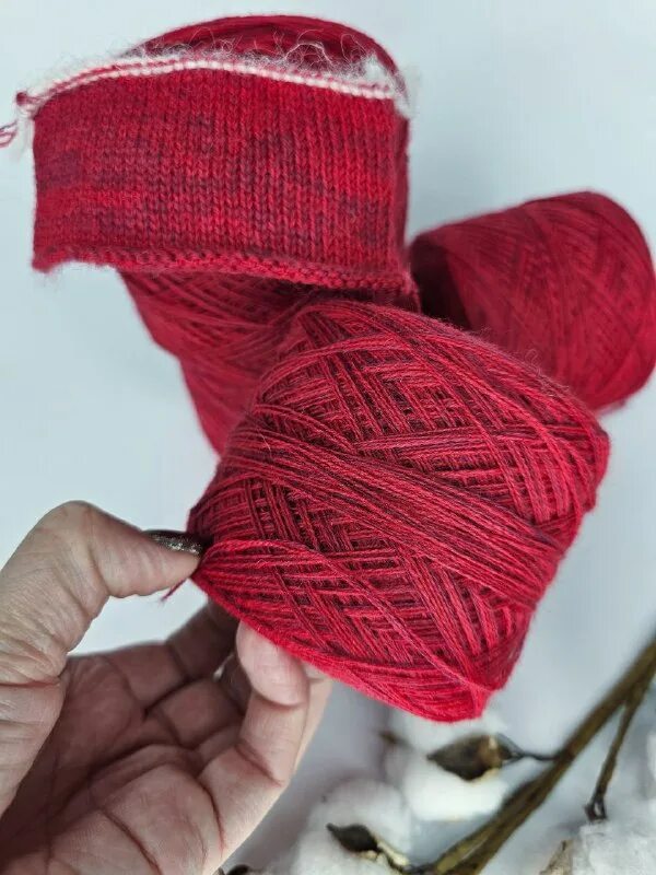 Застежка велкро на эластичном бинте. Клубок шерстяных ниток. Шерстяной клубок. Пряжа нити народное. Народный клубочек.