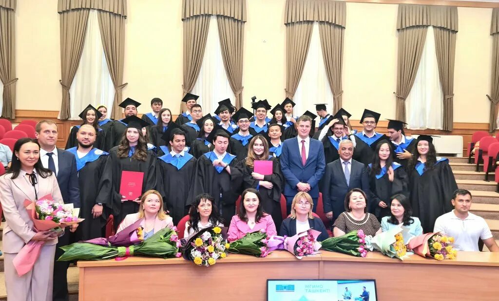 Выпускники международных отношений. Выпускники университета. выпускники вуза красивые. выпускники мгимо. выпускной мгимо.