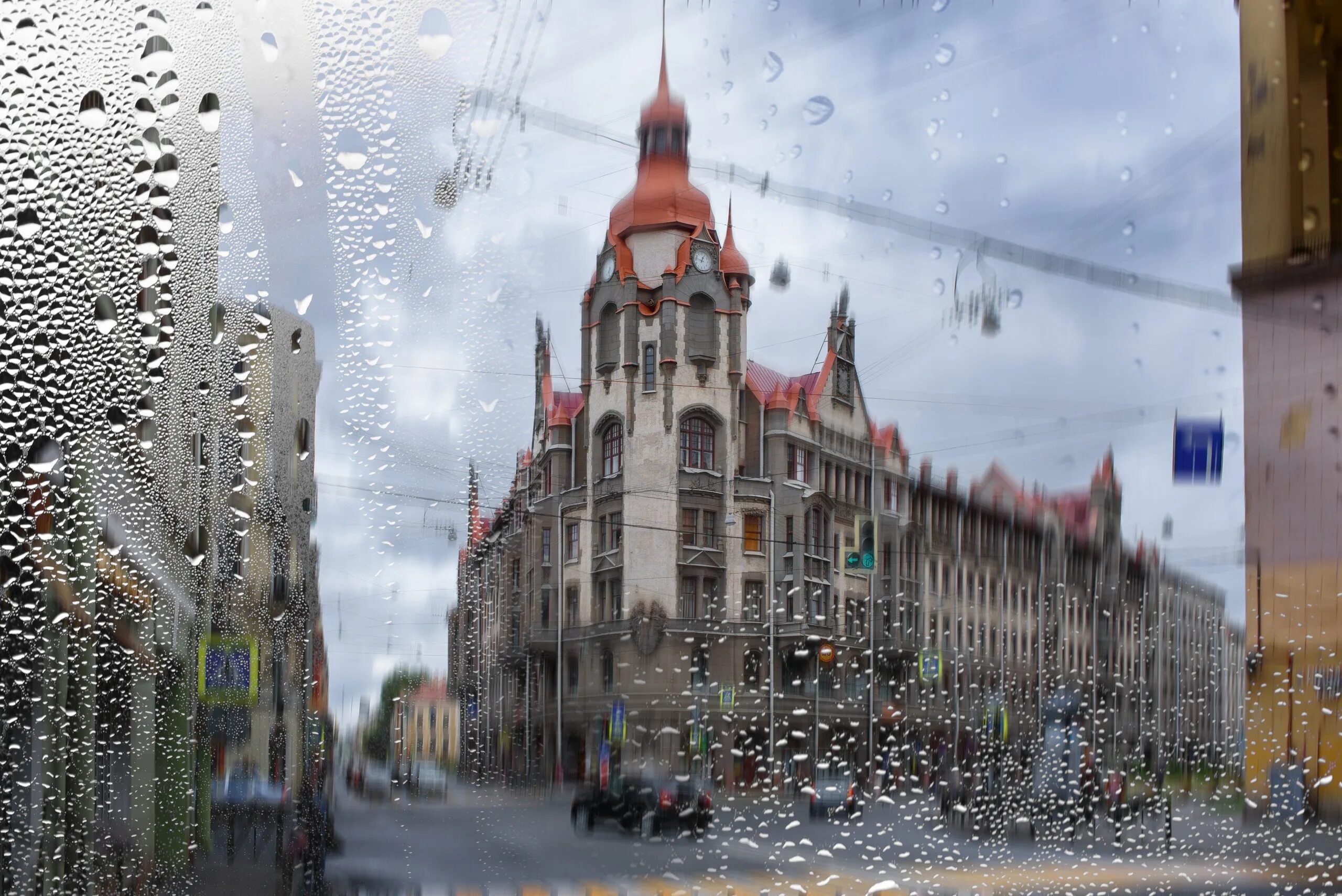 Город долгих дождей. Дождь в Питере. Санкт Петербург осень дождь. Осенний дождливый Санкт Петербург. Дождливое утро в Петербурге.