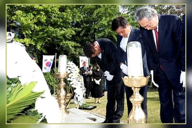 Премьер министр убили. Похороны экс премьера Японии. Смерть премьер министра Японии. Министр Японии извиняется перед родственниками погибших 2011.