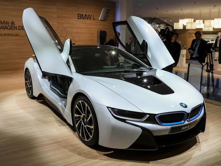 Новая версия самая новая много версий. BMW i8. BMW i8 2015. BMW i8 и Lamborghini. BMW i8 2024.