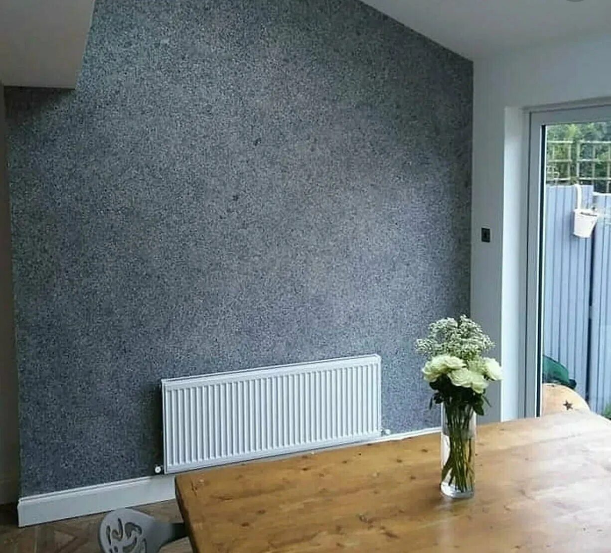 жидкие обои вместо штукатурки. жидкие обои в интерьере. жидкие обои. декоративная штукатурка с обоями в интерьере. жидкие обои.