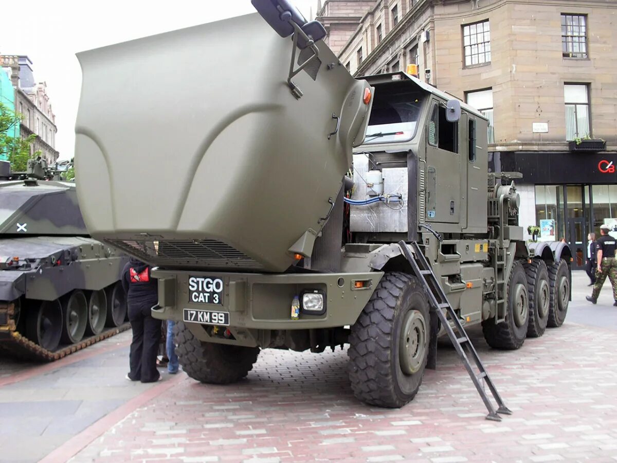 Военные машины видео. Ошкош м1070. M1070 Oshkosh тягач. М1070. Танковый тягач Ошкош м1070.