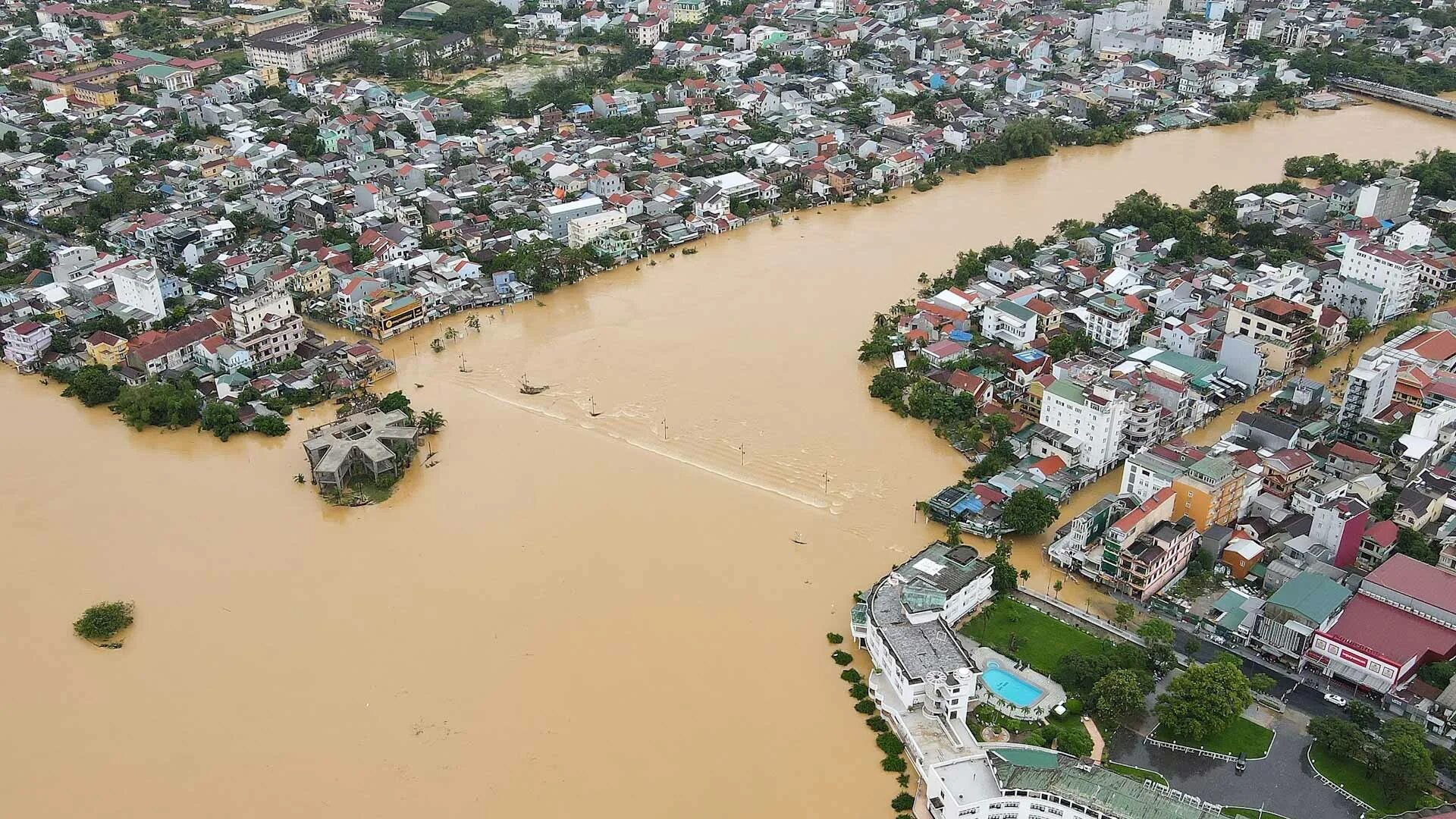 Вьетнамдағы су тасқыны: ондаған адам қаза тауып, мыңдаған үй су астында қалды
