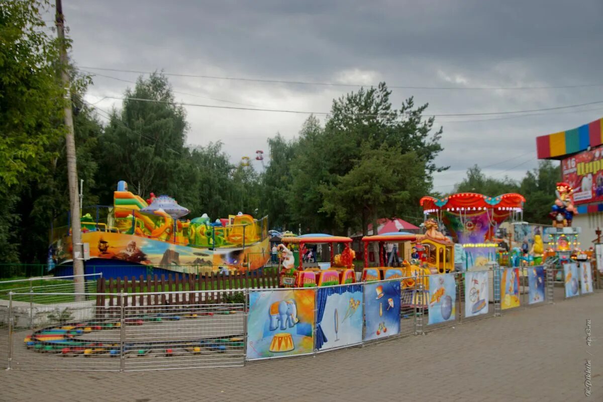 Фестиваль красок киров 2022 фото. Парк кирова фестиваль. Парк кирова фестиваль. Фан зона парка кирова ижевск. Фестиваль развлечения.