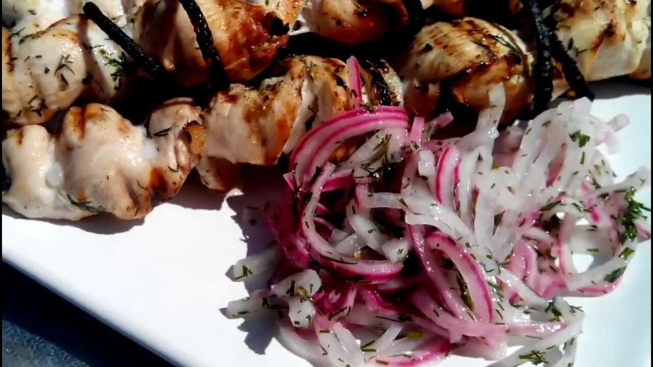 Шашлык в уксусном маринаде. Шашлык с луком. шлык с аринованным луком. шашлык маринад с луком.