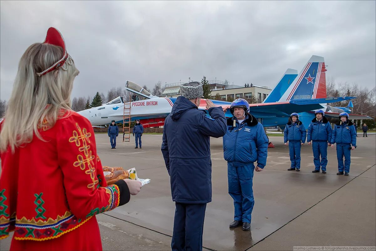 Русские витязи карелия. Самолет Су-27 Пилотажной группы "русские Витязи. Русские Витязи Кубинка. ЦПАТ Кубинка. Стрижи и русские Витязи Кубинка.