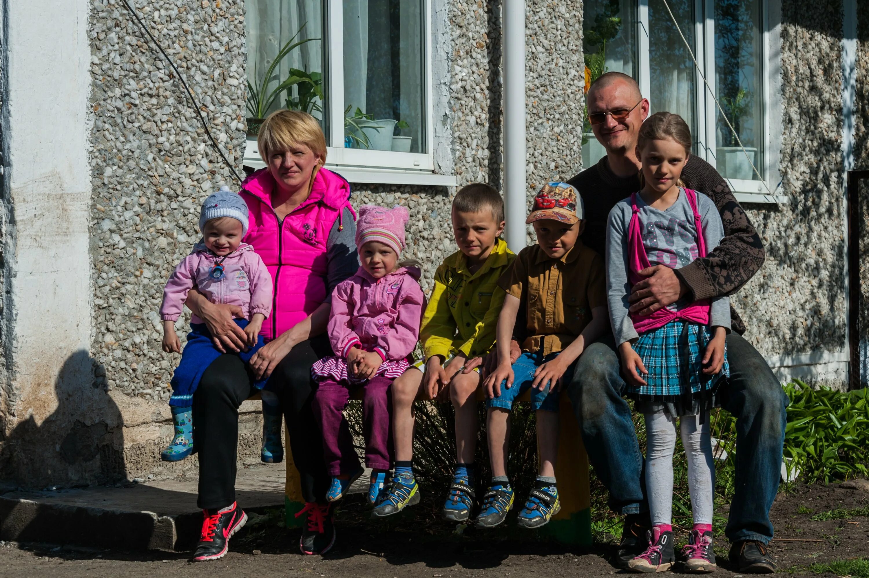 Многодетная семья воспитала. Многодетная семья. Многодетная семья в России. Многодетная семья в деревне. Многодетная семья в нищете.