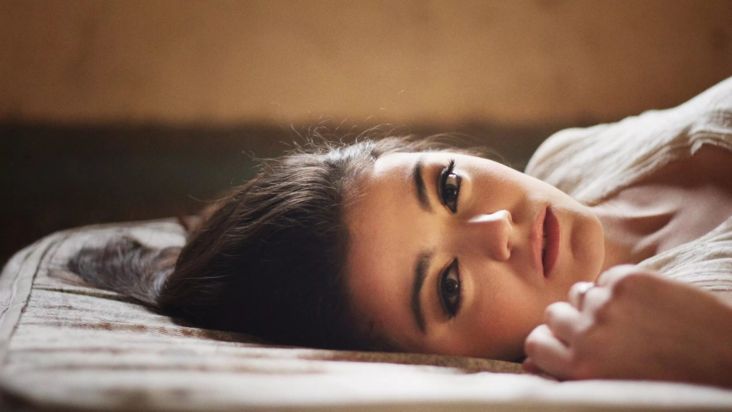 Анастасия щеглова 2021. Мужчина сидит с закрытыми глазами. Лежала с закрытыми глазами. Красивая девушка с закрытыми глазами. Девушка лежит лицо.