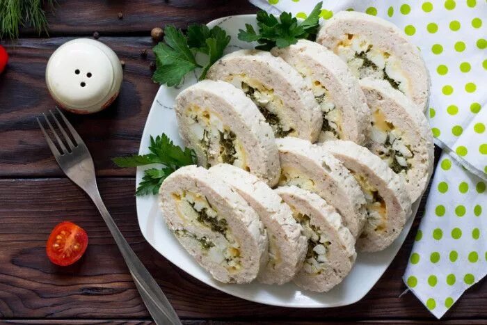 Куриные рулетики с яйцом. Рулет из индейки с яйцом и зеленью. куриные рулетики с зеленью. рулет из индейки. куриный рулет с сыром и зеленью.