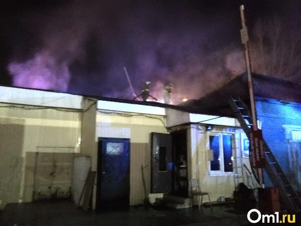 Пожар в триумфе омск. Пожар в омске 2021. Пожар в называевске. Пожар в омске. Пожар в омске около административного здания.