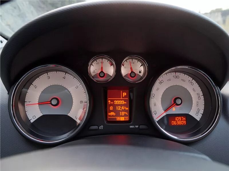 Спидометр пежо 308. Панель пежо 408. Приборка пежо 408. Приборка peugeot 408. Панель пежо 408.