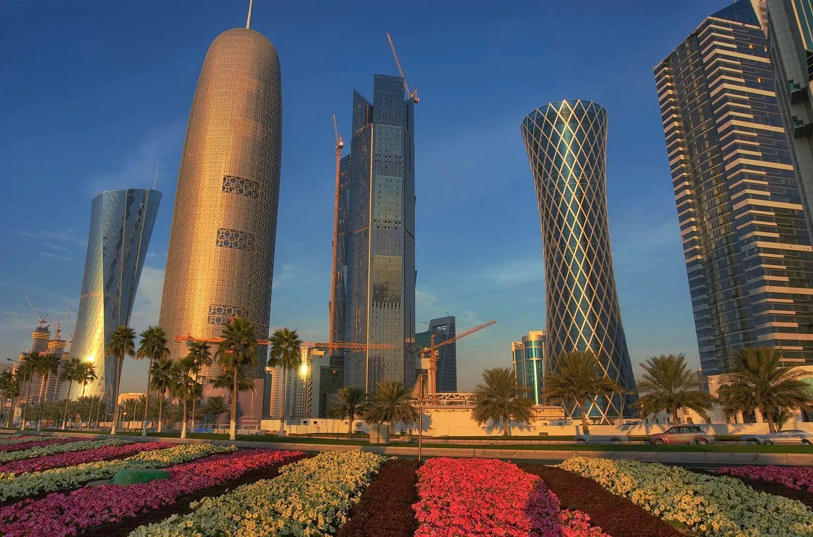 монументпарфюмницы вг. дубай тауэрс доха катар. монумент парфюмницы в г доха страна. доха. парфюмницы доха.