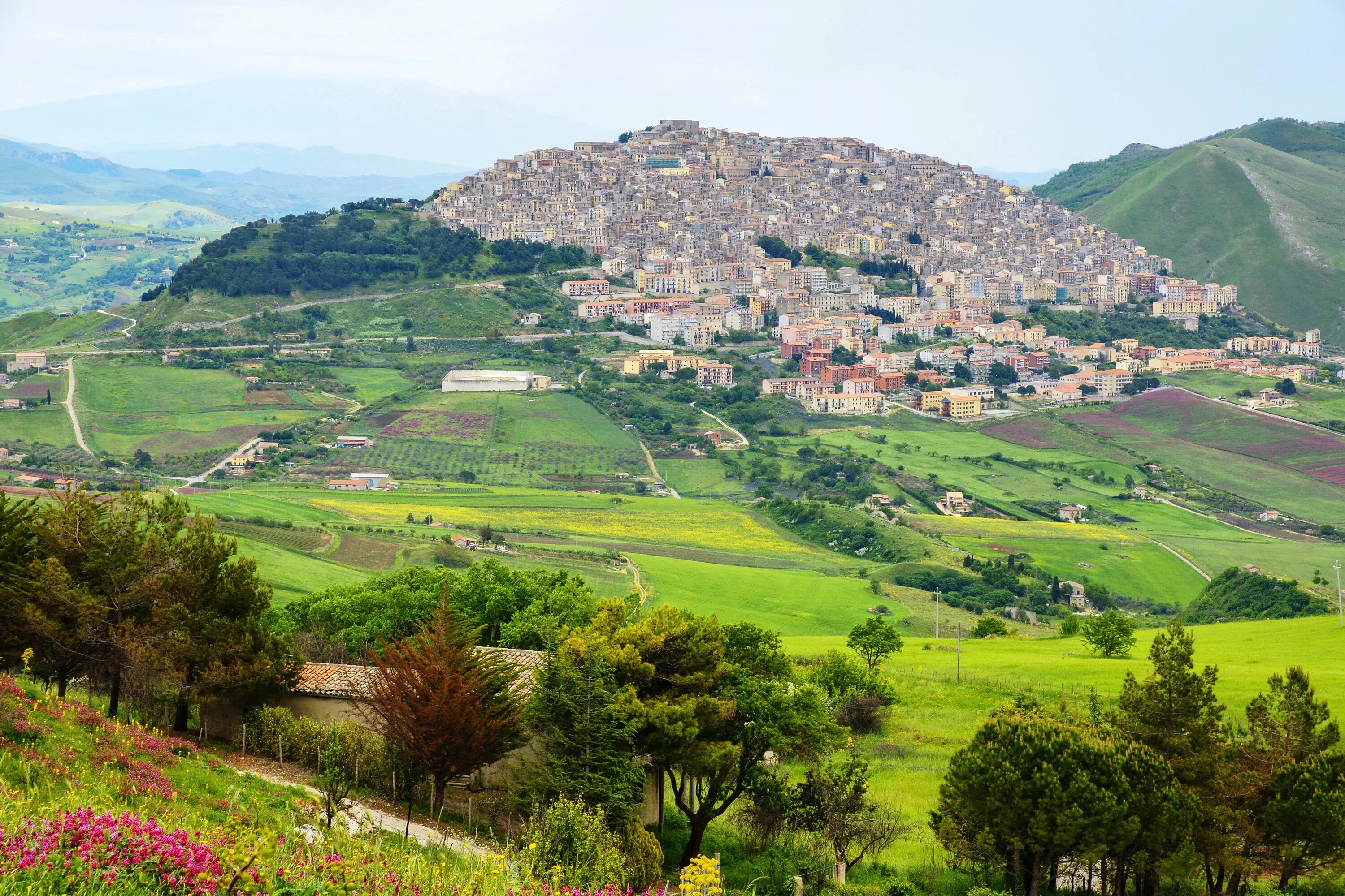 Дика италия. Петралия Сопрана Сицилия. Sicily Италия горы. Тоскана Сицилия. Сицилия возвышенности.