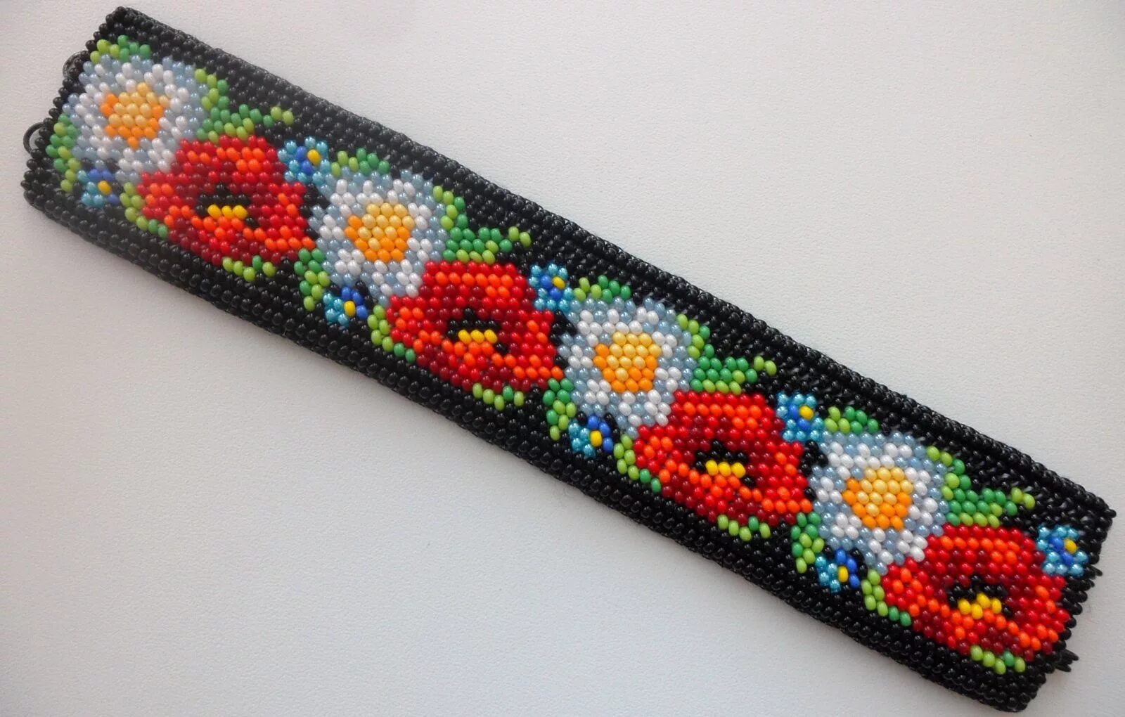 фенечка цветочек. косое плетение. фенечка с цветочками. круглые фенечки из мулине. фенечка с ромашками.