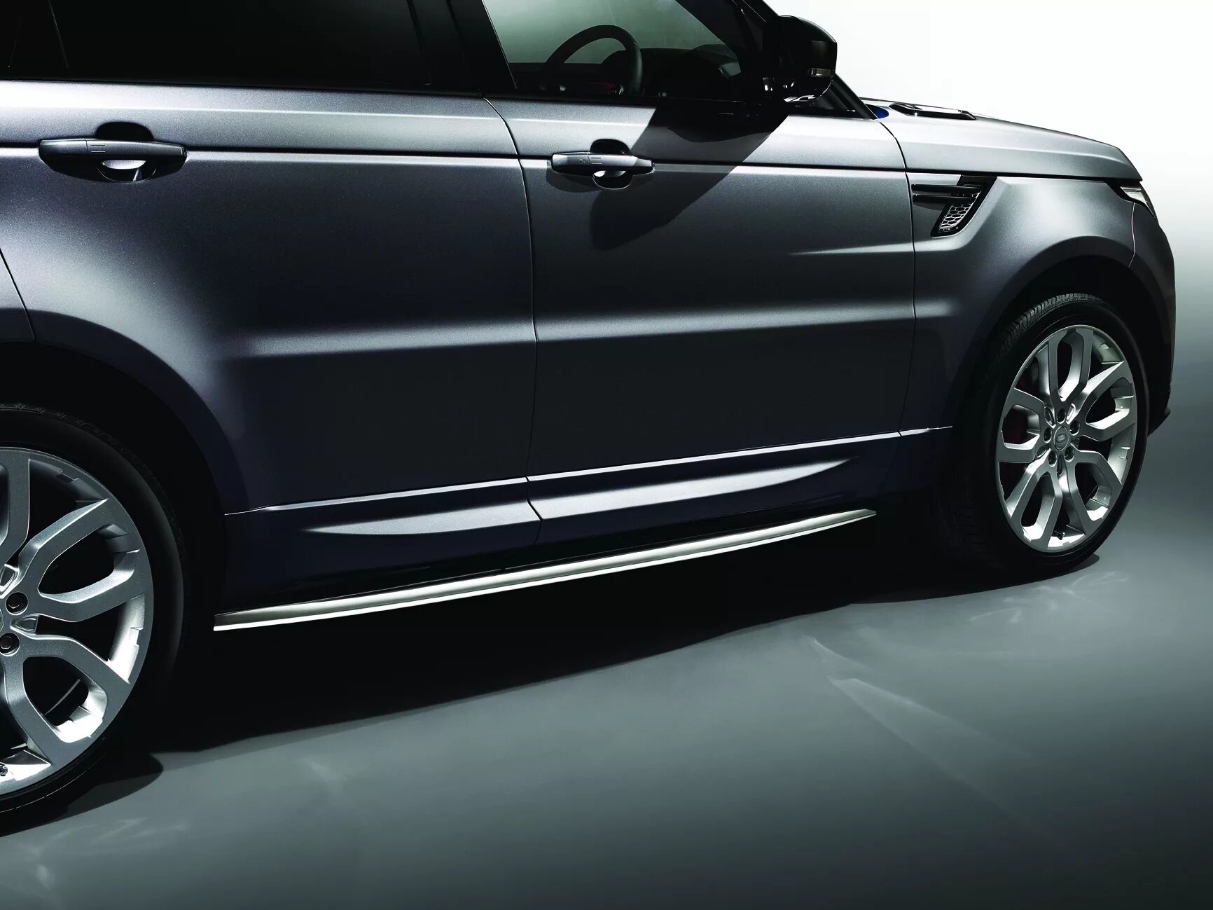 Молдинги land rover. Молдинг на дверь дискавери 3 двери. Молдинг двери дискавери 4. Пороги на рендж ровер спорт 2014. Молдинги discovery 4.