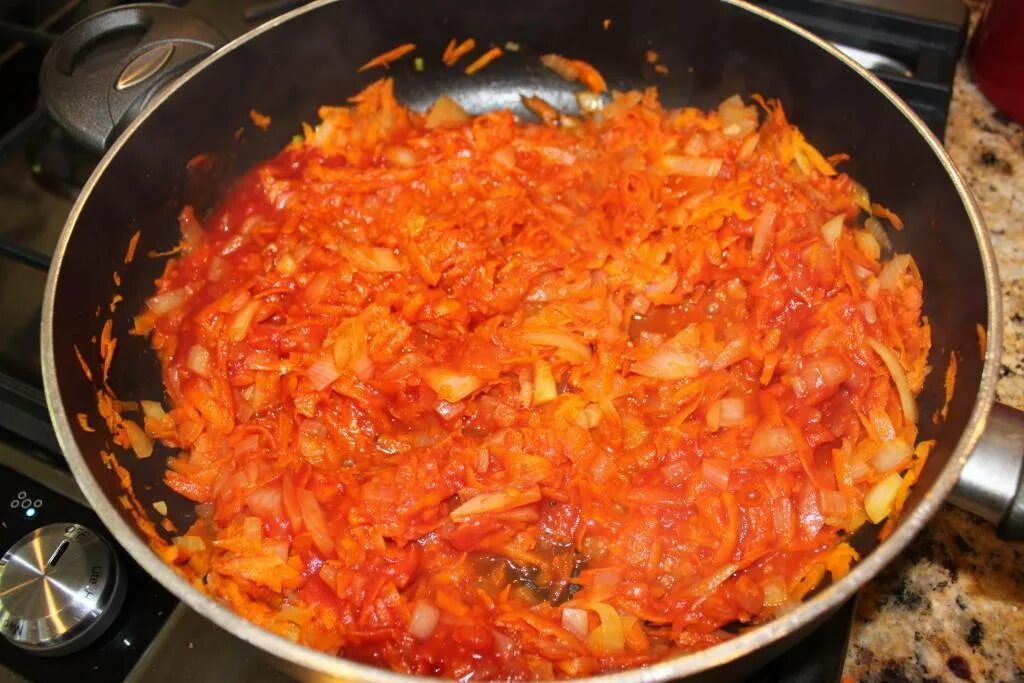 Рецепт рис помидор морковь лук. Овощная зажарка. Жарим лук и морковь. Зажарка лук и морковь. Лук и морковь обжарить.