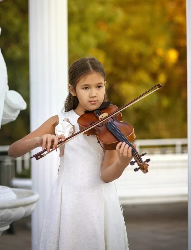 Семья скрипки. Скрипачка малышей. Ребенок играет на скрипке. Скрипачи дети улыбаются.