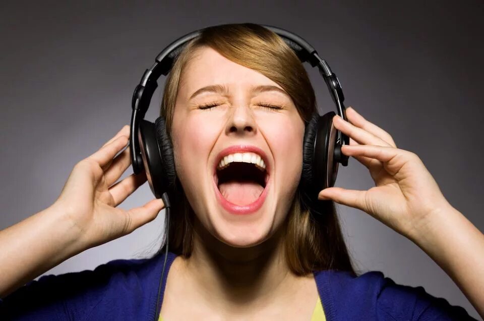 Звуки через наушники. Bone conduction headphones с алиэкспресса. Наушники aftershokz trekz titanium. Наушники sound. Человек в наушниках.