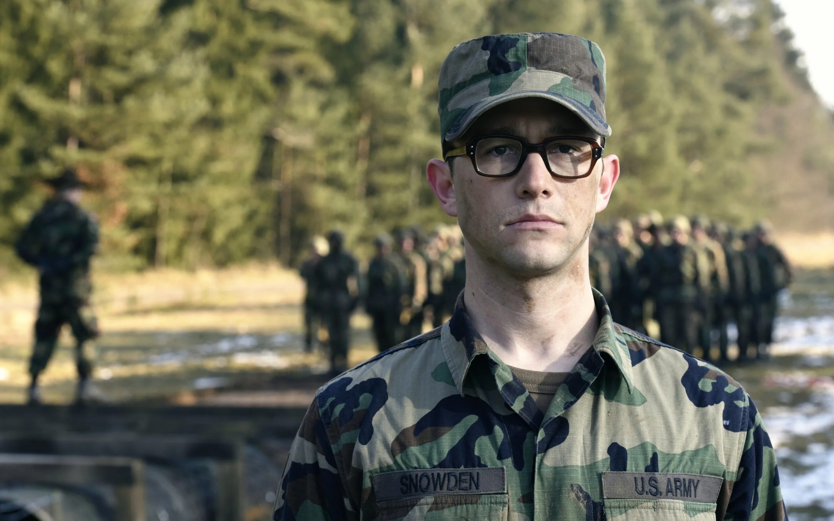 Сноуден в кепке. Солдат в очках. Военные в очках для зрения. Каким видят его солдаты