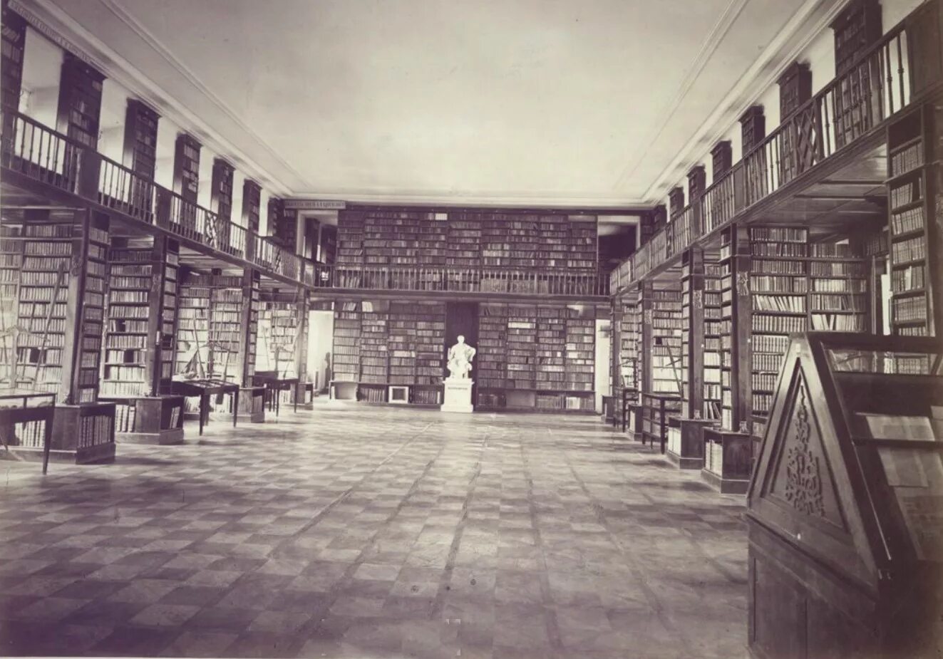 1 общественная библиотека в югре 1900 год. 1 общественная библиотека в югре 1900 год. первая библиотека в тюмени 1920 год. московская библиотека 19 века. императорская публичная библиотека санкт-петербург 1812.