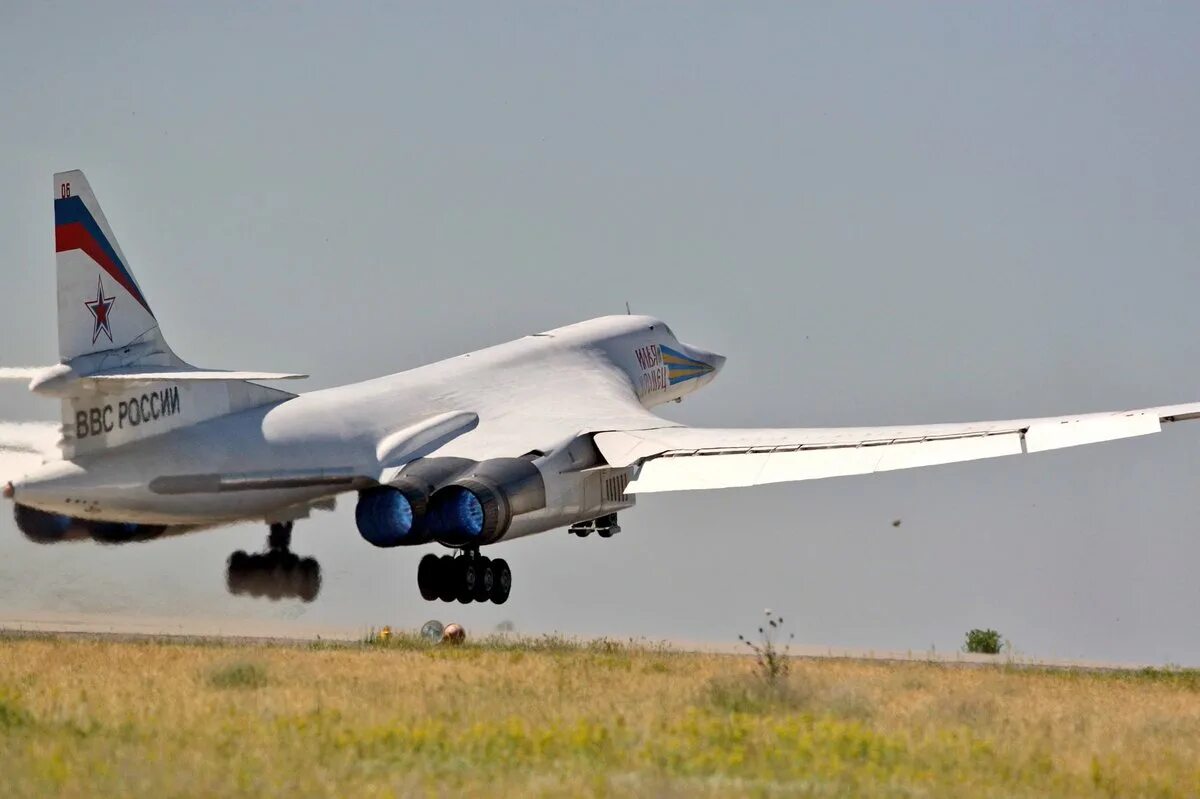 Сколько у россии ту 160. Ту-160м белый лебедь. Ту-160 белый лебедь. Белый лебедь самолет ту 160. Ту-160m2.