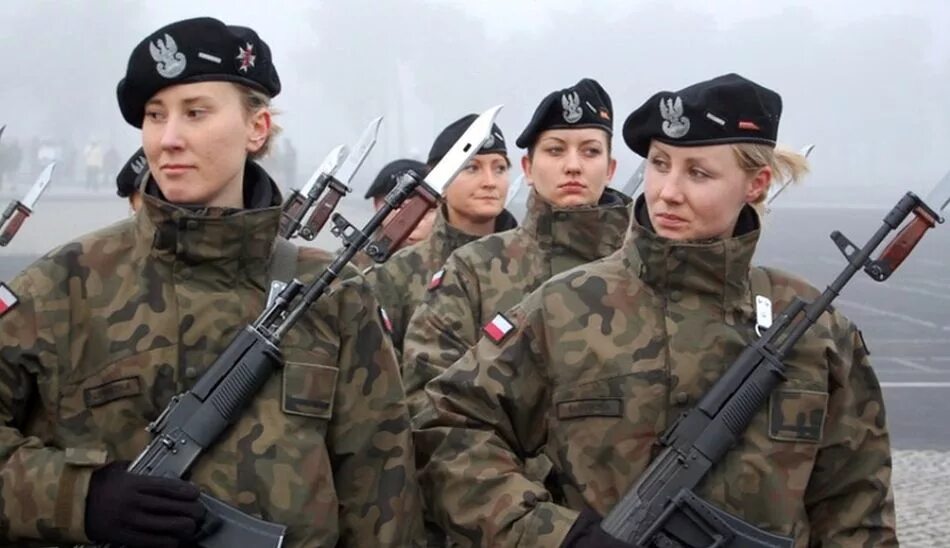 Военнообязанные лицо. Женщины военнослужащие. Эстонская Военная форма. Девушки в польской армии. Польская армия.